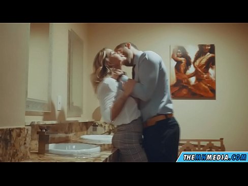 ❤️ Том биетэй шаргал үст таныг нийтийн бие засах газар уруу татах үед ❤ Зовх видео mn.wassell.ru ❌️